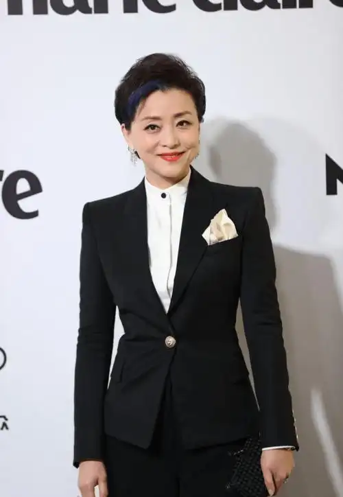 杨澜的气质真挺绝走到哪里都是主持人的气场穿着大气得体