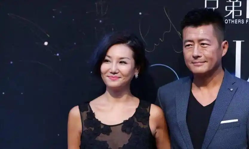 他认识高曙光的第二任妻子!穿高定的黑裙难掩村妇的感觉,比江珊差多了