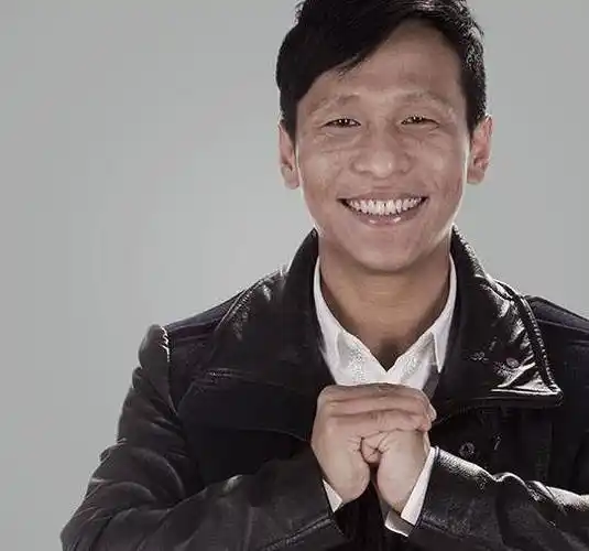 带个小红帽,一脸黢黑,句句台词都是经典,这一次小品可是让宋小宝红遍