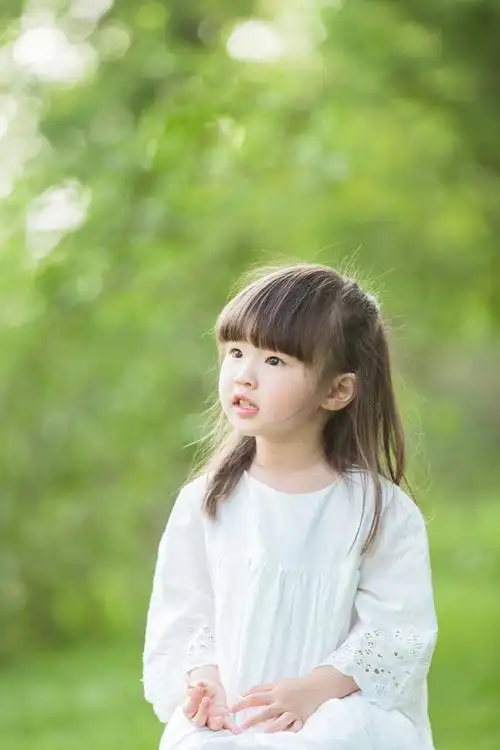 白裙子清新小女孩写真 森林里的小天使