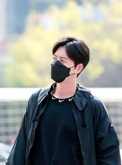 朴海镇街拍:黑色风衣niket恤高大帅气