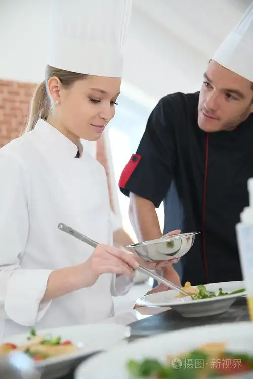 女孩在与厨师烹饪课