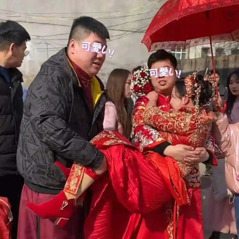 新人结婚,新郎抱着新娘上婚车,新郎抱不动,伴郎来帮忙