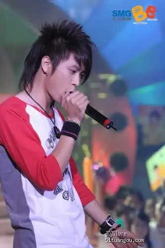 请问下男生瓜子脸应该留什么发型,我长的有点像女生.