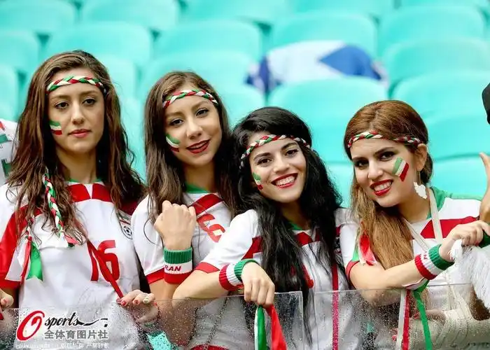 伊朗女球迷惊艳 辣妈抱儿子观战