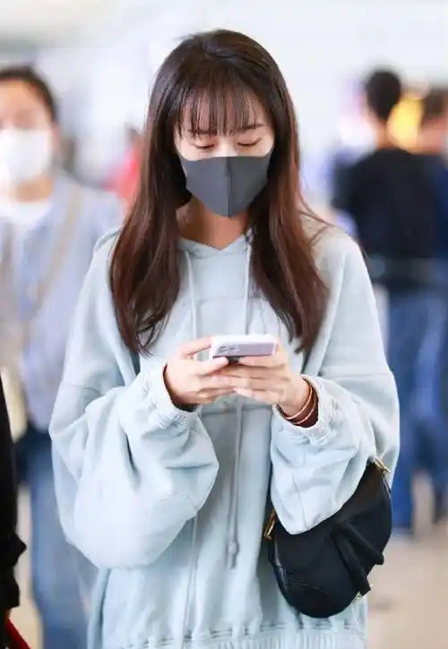 璇玑袁冰妍私服真会穿卫衣搭骑行裤美成纸片人身材太优越