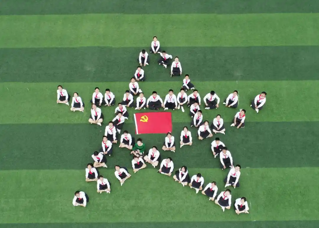 拍摄了一组个性十足的毕业照"1921","五角星"等造型在足球场上列队