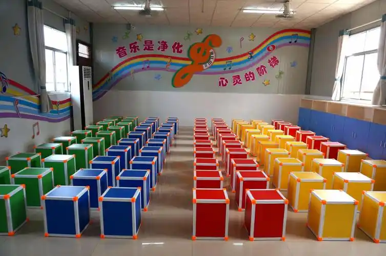 经过两个月的加班加点和不断完善,目前爱新小学美术专用教室,音乐