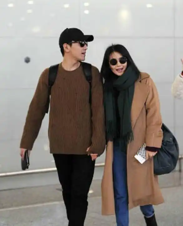 赵又廷高圆圆暖心与粉丝打招呼 黑白情侣装秀恩爱