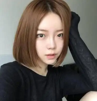 好看学生中分短发发型图片