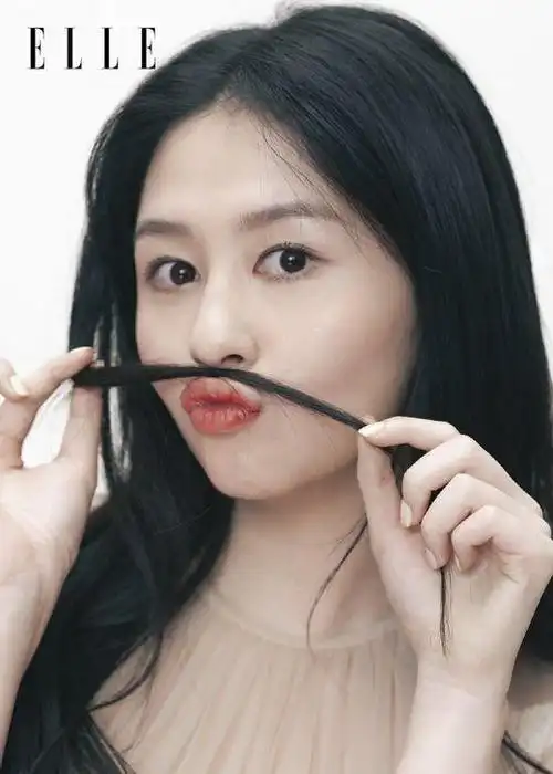 邱淑贞女儿沈月登封面 清纯气质中散发成熟女人味