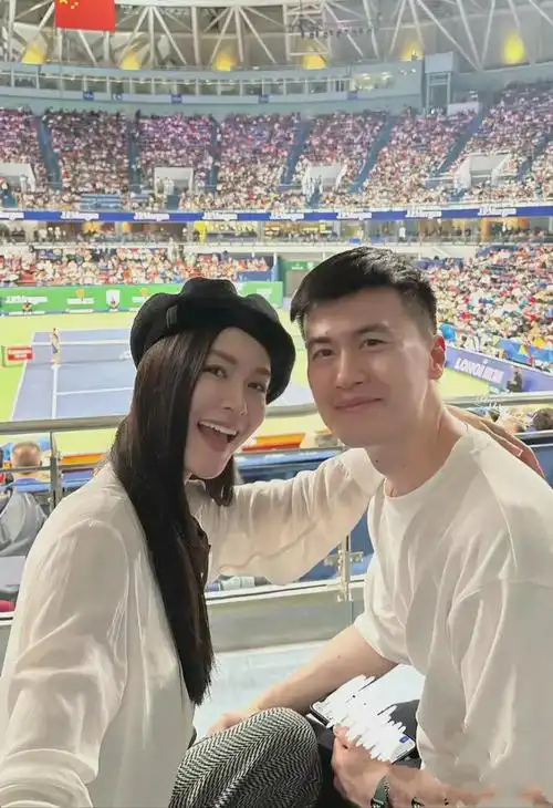 文咏珊带老公看网球赛被吐槽浮躁,合影像网红,不敌吴启楠厚重