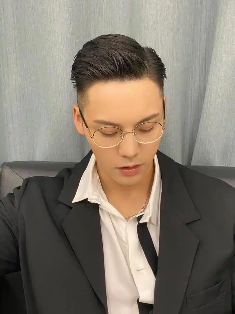 陈伟霆的雅痞油头发型 斯文又坏坏的两种反差 91 拿捏的死死的 一点