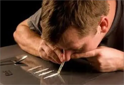 还是像电视电影里是注射器溶解之后打入身体?