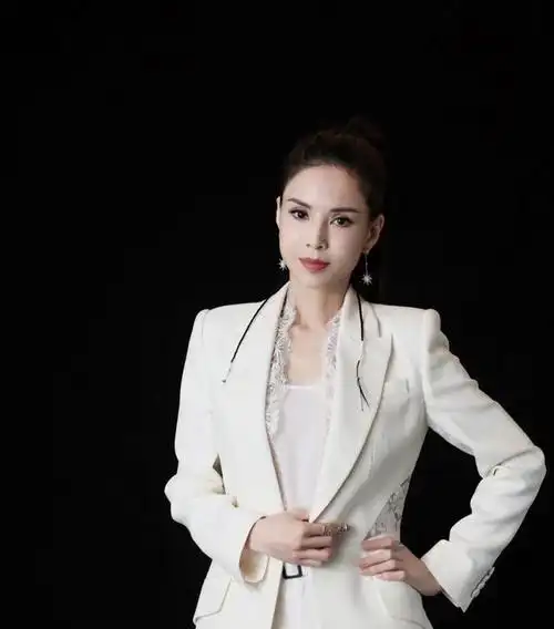 李若彤果然会保养丝绒拼接裙穿出独特韵味大长腿更吸睛