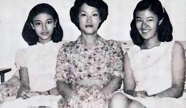 李嘉欣姐姐在上海参加继子婚礼,被敬茶笑不拢嘴,15岁儿子罕露脸