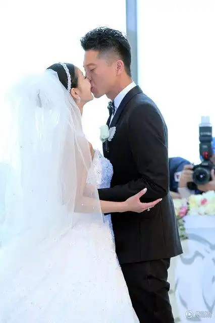 "金太郎"李小萌王雷相恋七年大婚 杜淳当伴郎 浪漫婚纱照曝光