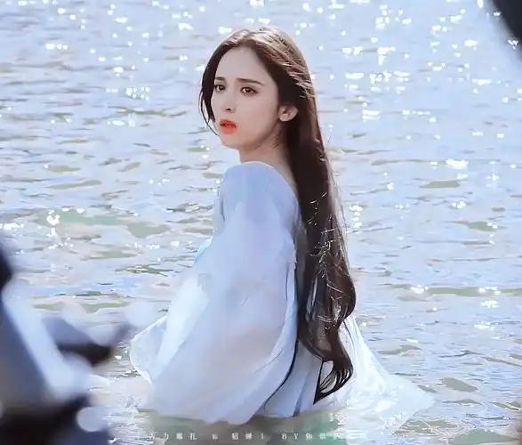 在新电影《真三国无双》里古力娜扎扮演的貂蝉着实惊艳,完美的气质跟