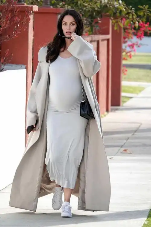 演员拉莫·威利斯挺"孕妇肚"出街,穿大衣配修身裙又飒又美