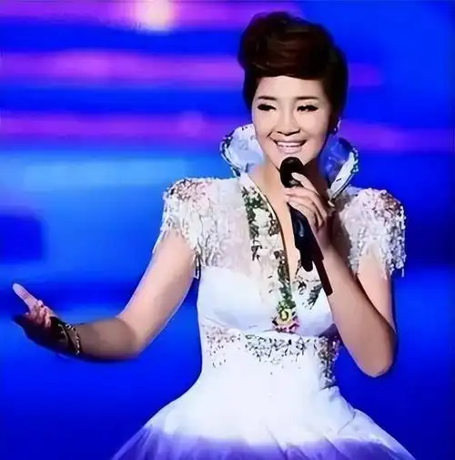 歌手降央卓玛因丈夫高颜值疯狂倒追婚后生3胎如今怎么样了