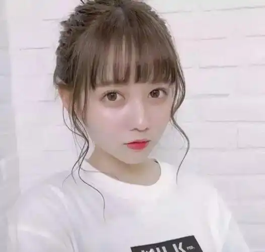 两侧随意的留出几缕头发,能够营造简单的凌乱感,打造一种纵向的视觉感