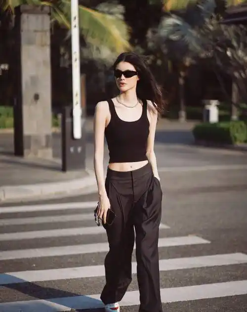 何穗日常穿搭很有魅力,火辣辣,不愧是超模_白色_造型_蓝色