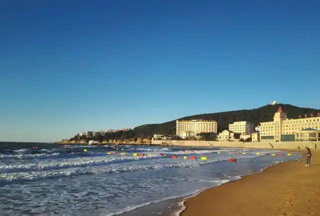 山东大学威海校区西侧,有一片非常美丽的海滩,名为威海国际海水浴场