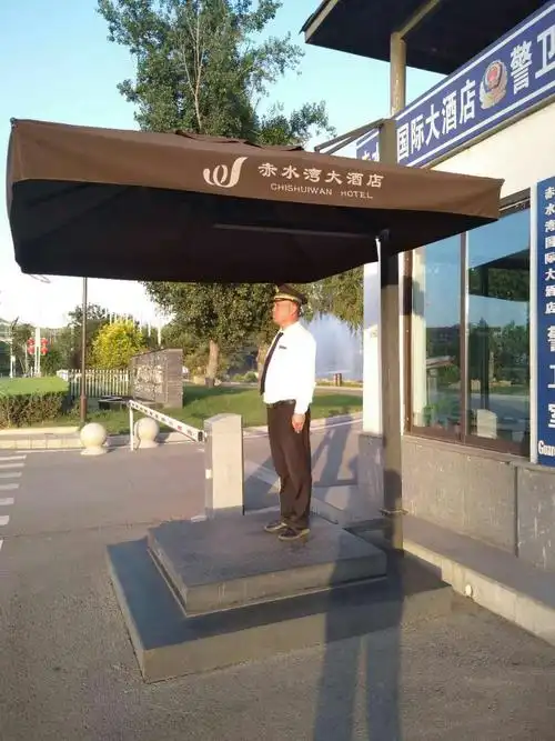 炎热的烈日下,保安坚持站岗.