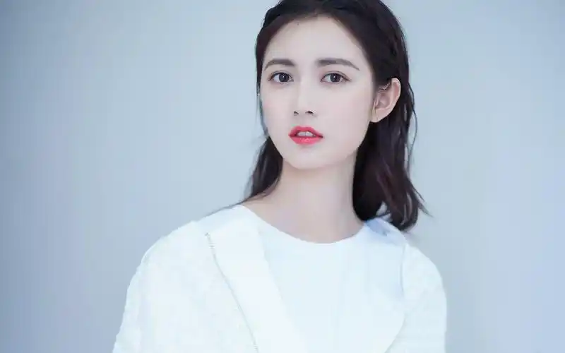 陈钰琪纯白仙气写真桌面壁纸