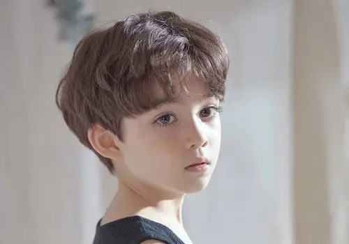 发型设计 儿童发型 >> 寸头阳光蘑菇头呆萌打造时尚少年 2020年十二岁