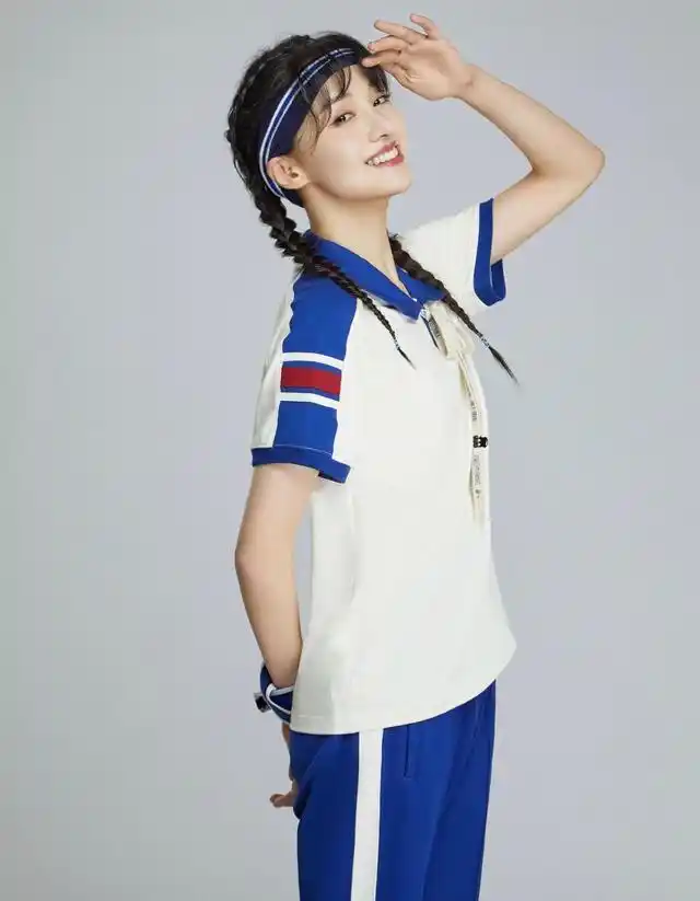 郑爽身穿蓝色复古校服,扎高马尾笑容超温柔,仿佛回到了学生时代