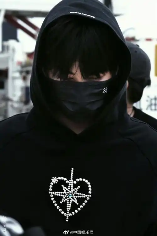 张真源黑色帽衫机场路透