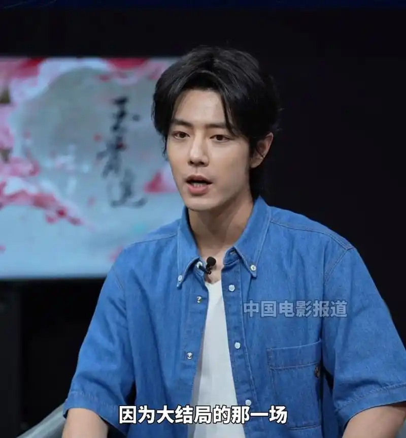 央视镜头下的肖战,小胡渣都冒出来了,无无任何美颜滤镜修饰,这状态还