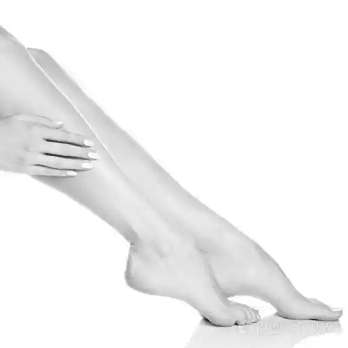 女性脚和手的侧面在白色的背景指甲