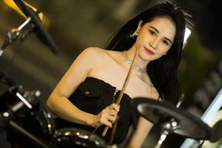 打架子鼓的女生超帅的