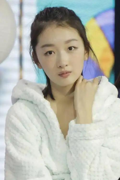 周冬雨成长记,三款发型你更喜欢哪一款?