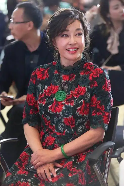 刘晓庆未修图曝光一袭红色印花裙略显老态