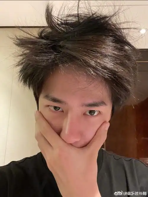 x玖少年团肖战daytoy@uniq-王一博男明星素颜自拍大赏你最喜欢哪个?