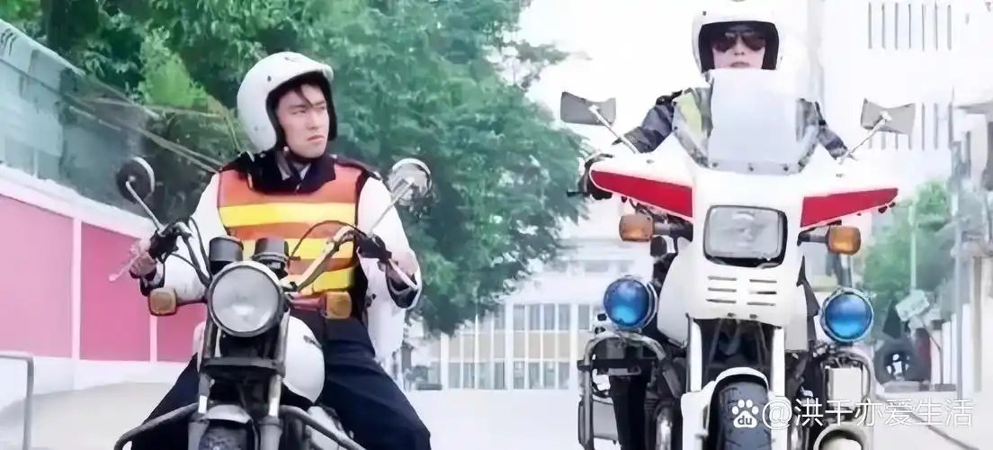 今天骑电动车回家,在路上看到了两个地方的交警碰面,果然,星爷的段子