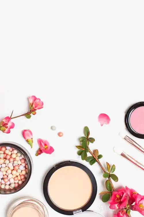 口红遮瑕瓶香水眼影化妆刷春季粉色花在浅色背景上平放美女时尚背景