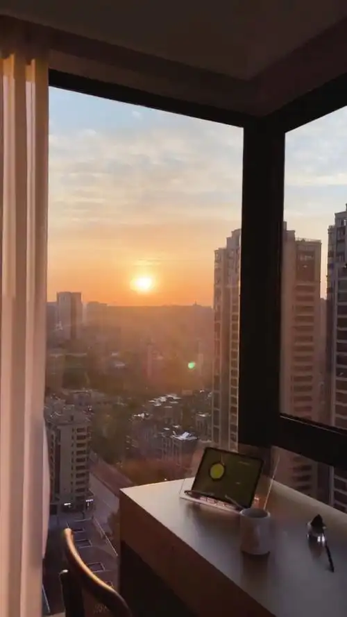 喜欢一个人静静呆在家里的阳台,欣赏夕阳的余晖!