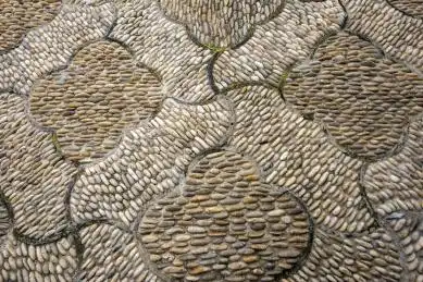 中国园林户外路面的鹅卵石拼花图案