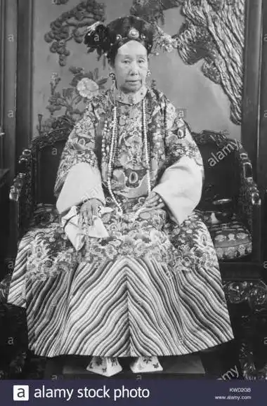 历史上真实的慈禧太后 关于慈禧的老照片,摆拍是很常见的,一张照片因