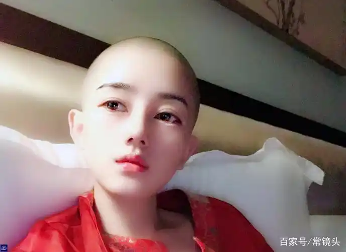 22岁漂亮女孩突然剃成光头,只因好奇剪掉头发的样子