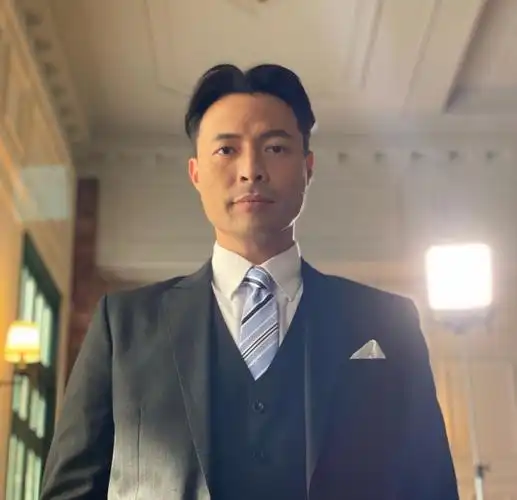 前tvb艺人张达伦再为宝贝儿子转校 每年学费10万与徐荣女儿同校