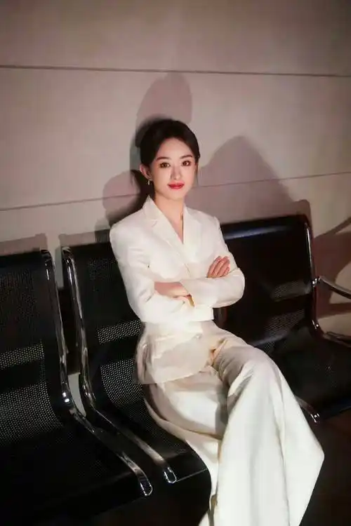 赵丽颖白色西装 阔腿裤太女王范儿了!夏季穿白色,温柔有力量!