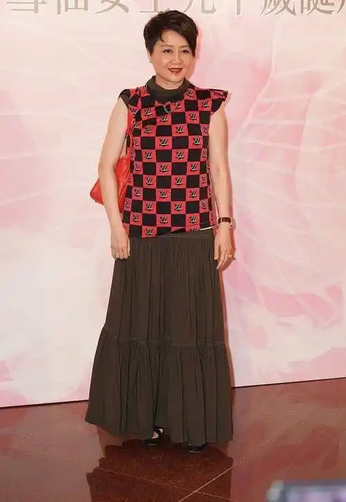 梁安琪穿衣挺大方的小香风格纹套装穿得端庄优雅气质挺足的