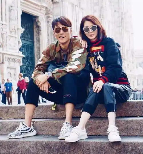 48岁洪欣独自带娃去动物园,全程未见张丹峰,两人近况惹人猜疑_身材