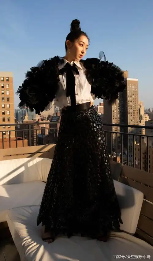 图十:蒋梦婕活动宣传美图,身穿一款白色连衣裙清新靓丽