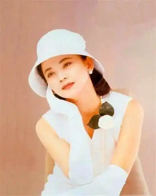 被烧伤,前夫横死,现任坐牢,胡慧中命运多舛,63岁还要复出捞金